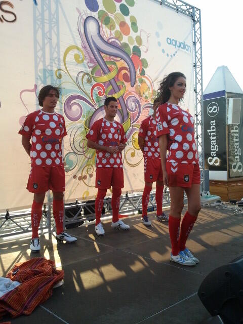 &#91;ngakak&#93; Recreativo Huelva Rilis Jersey terbaru ala polkadot!!