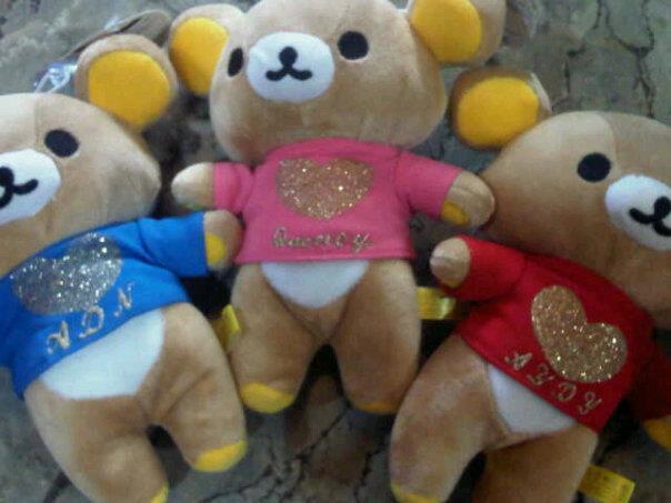 Boneka Rilakkuma, bisa pasang kata/nama/ungkapan mu dan pilih warna baju.