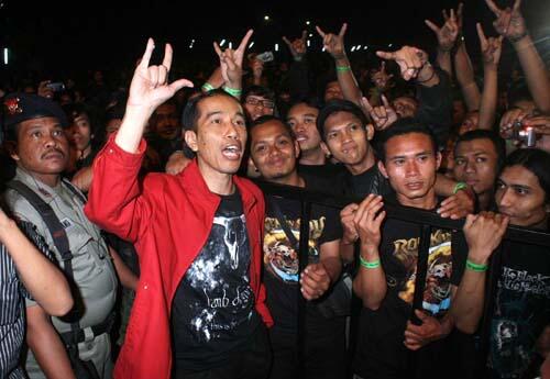 Gaya Jokowi Nonton Konser Metal Keren, Kaos Lamb of God & Baju Kotak2 Ga Dikancing
