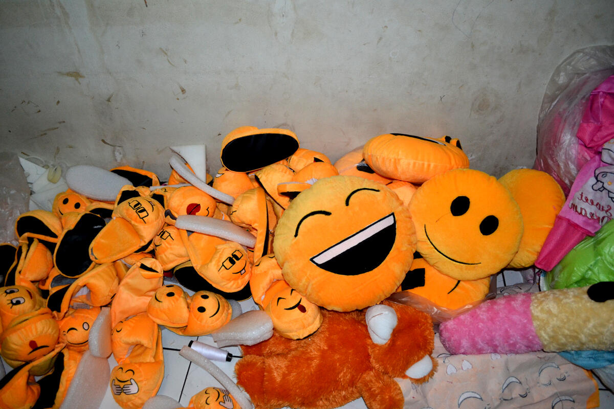 Rumah pembuatan boneka : teddy bear, emoticon bb, sendal 