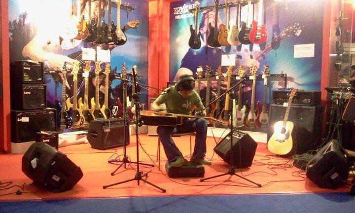 Kalau main gitarnya ga dipeluk, jadinya gini gan