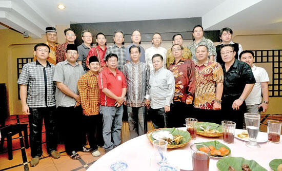 Persaudaraan Islam Tionghoa Indonesia Buka Puasa dengan AY Nasution dan PITI