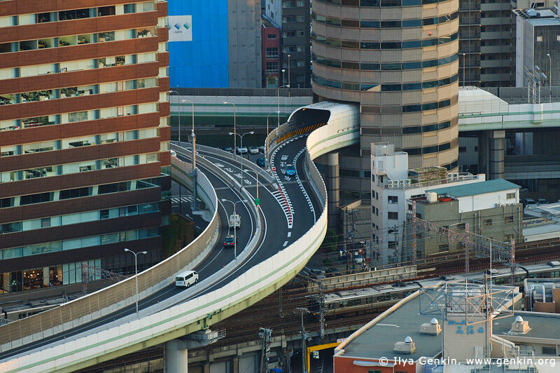 Jalan Tol yang Menembus Gedung Bertingkat