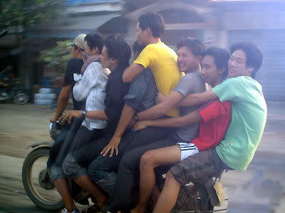 Parah !! Di China, 8 orang bisa naik motor bersamaan