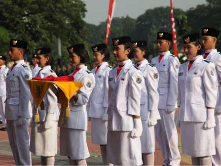 sensasi cewek pengibar bendera_(dalam foto)