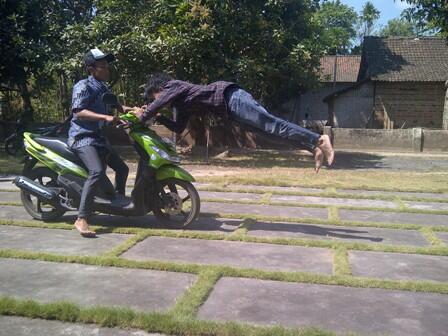 ISENG - ISENG FOTO LEVITASI PAKEK KAMERA HP