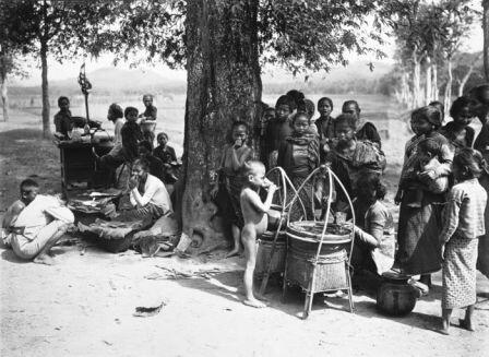 Foto-foto (JADOEL) Pedagang Jajanan Jaman Kolonialisme Belanda