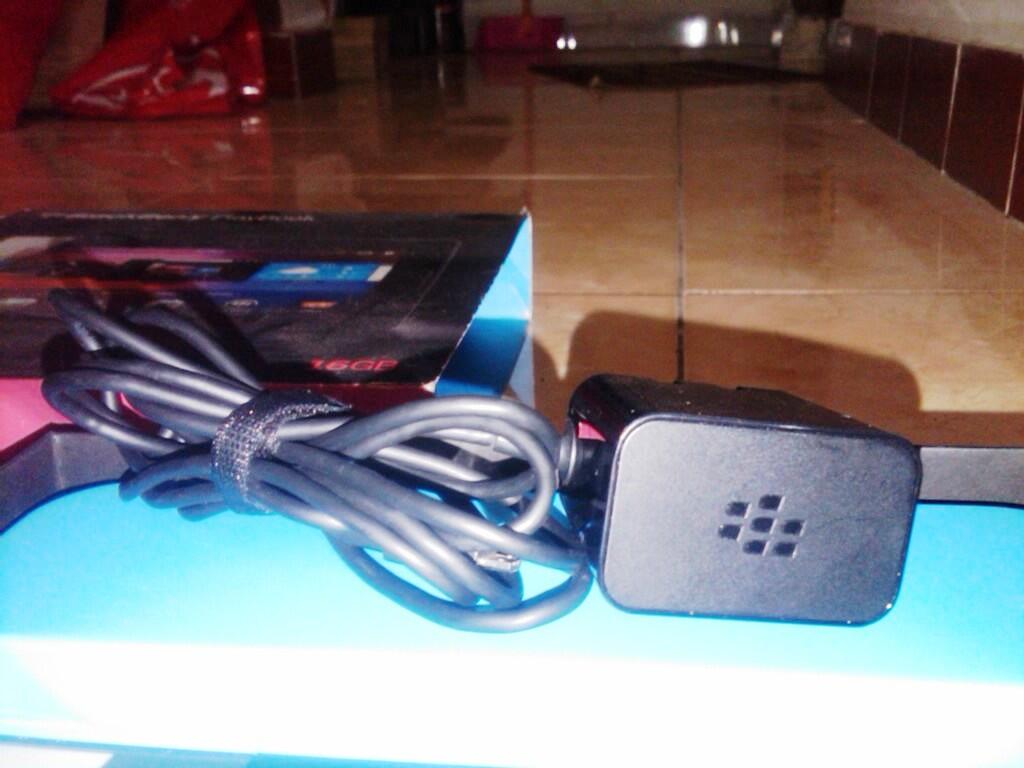 WTS atau WTT second playbook 16 GB plus Otterbox defender dan HDMI 3D gold plate 3M