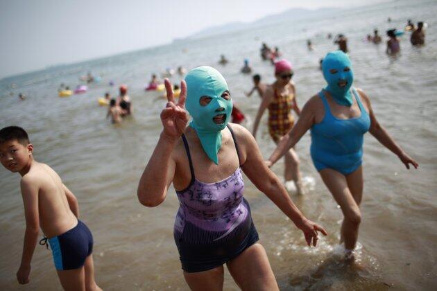 Tren Masker Wajah di Pantai-pantai di Cina