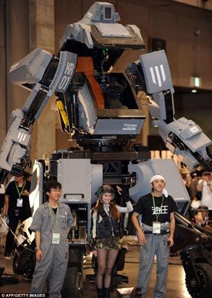 WOW! ROBOT PERANG BERAWAK TERNYATA SUDAH DI BUAT DI JEPANG (MIRIP GUNDAM GAN) :D