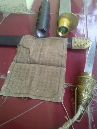 pedang samurai, pistol VOC, ayam cemani, batu giok dll