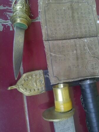 pedang samurai, pistol VOC, ayam cemani, batu giok dll