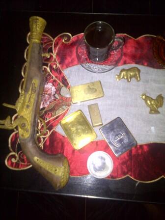 pedang samurai, pistol VOC, ayam cemani, batu giok dll