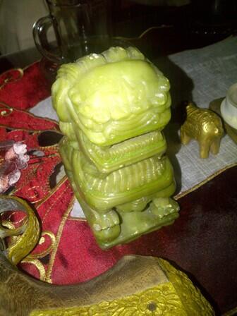 pedang samurai, pistol VOC, ayam cemani, batu giok dll