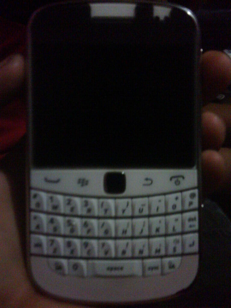 Dijual Blackberry Bold 9900 Dakota WHITE ( msh mulus bray 98% ) ^_^
