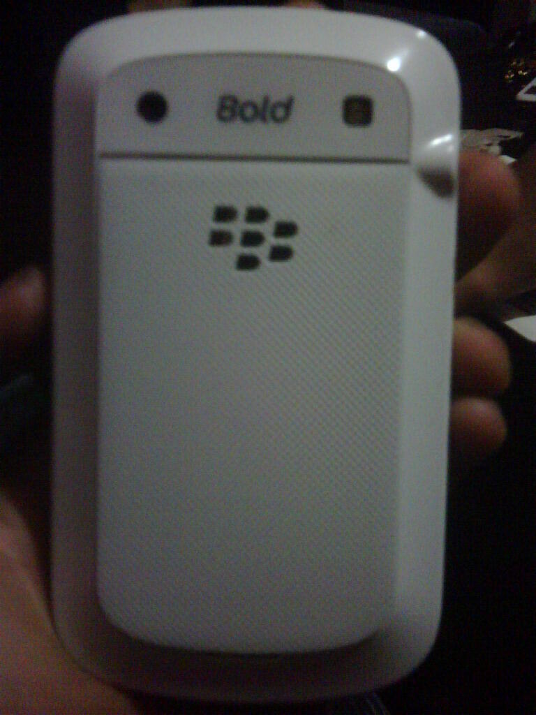 Dijual Blackberry Bold 9900 Dakota WHITE ( msh mulus bray 98% ) ^_^