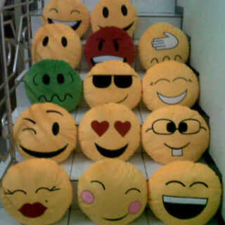 SUPPLIER BANTAL EMOTICON DORAEMON DAN HELLO KITTY TERMURAH SEKASKUS (RESELLERMASUK)