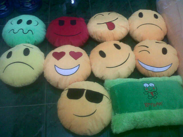SUPPLIER BANTAL EMOTICON DORAEMON DAN HELLO KITTY TERMURAH SEKASKUS (RESELLERMASUK)