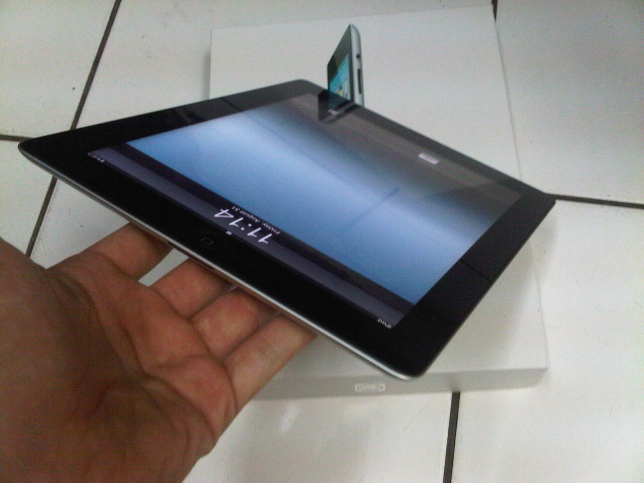 iPad 2 32GB Wifi Only FULLSET, Mulus 99% Like NEW Gan... Dijamin memuaskan. :)