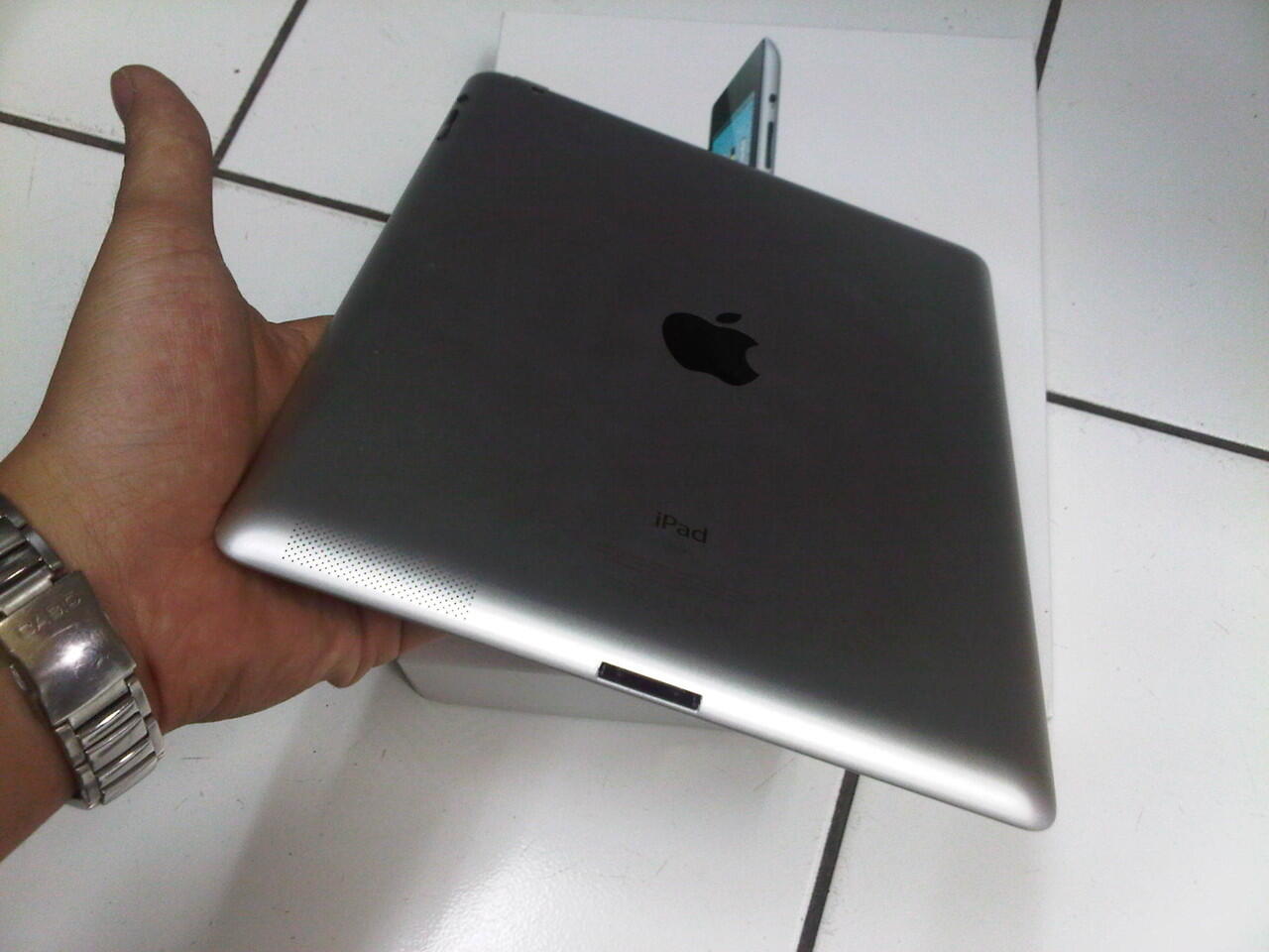 iPad 2 32GB Wifi Only FULLSET, Mulus 99% Like NEW Gan... Dijamin memuaskan. :)