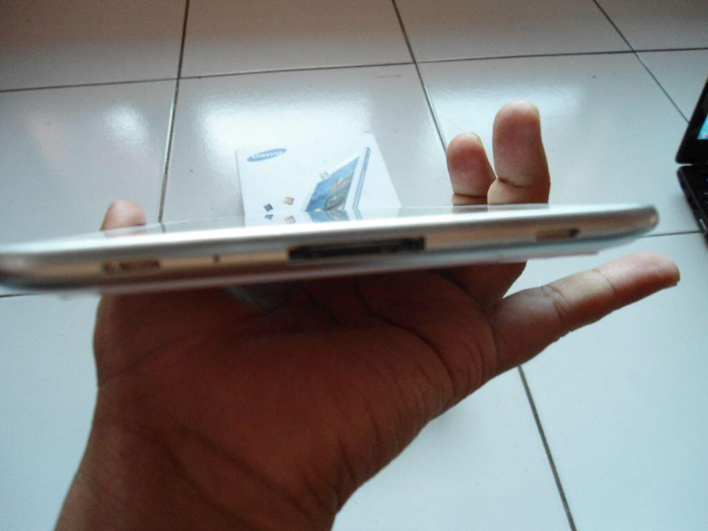 Samsung Galaxy Tab 7 Plus pure white like new fullset garansi keyboard bluetooth