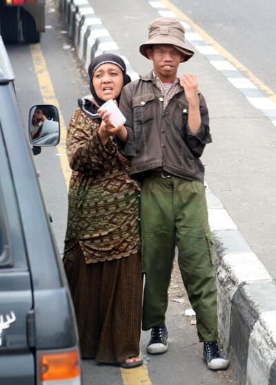 Merekalah Yang Lebih Pantas Kita Bantu