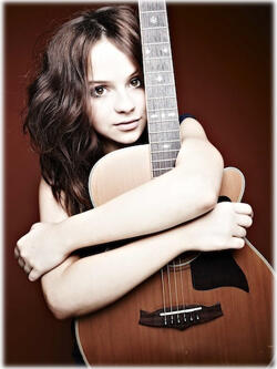 Gabrielle Aplin. Penyanyi akustik cewek yang manis.