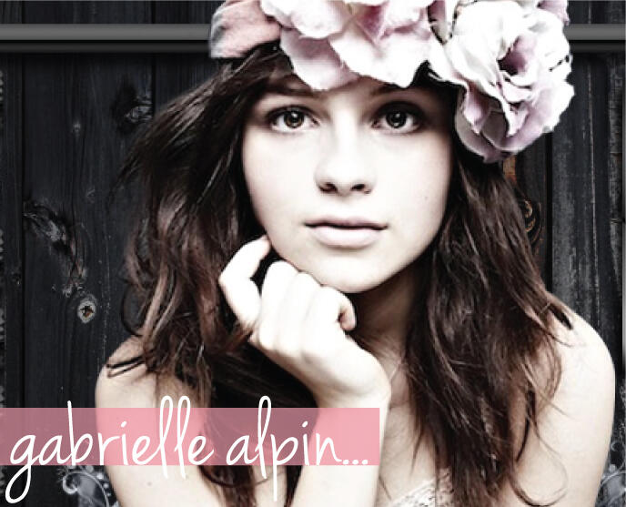 Gabrielle Aplin. Penyanyi akustik cewek yang manis.