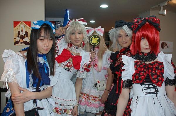 Cosplayer &quot;Cross Dress&quot; Makin Diminati