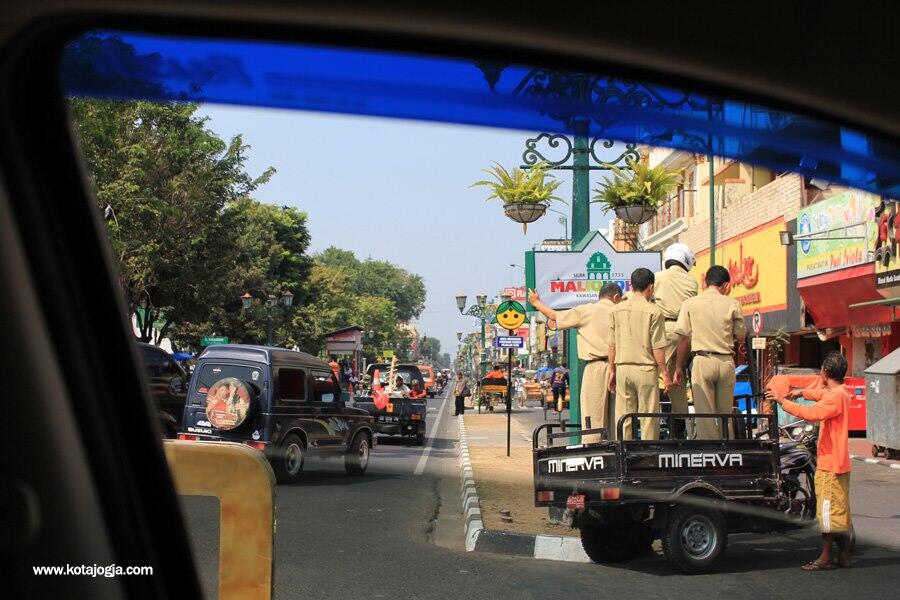 Plang Jl Malioboro Lama (hijau) tlah terpasang kembali :)