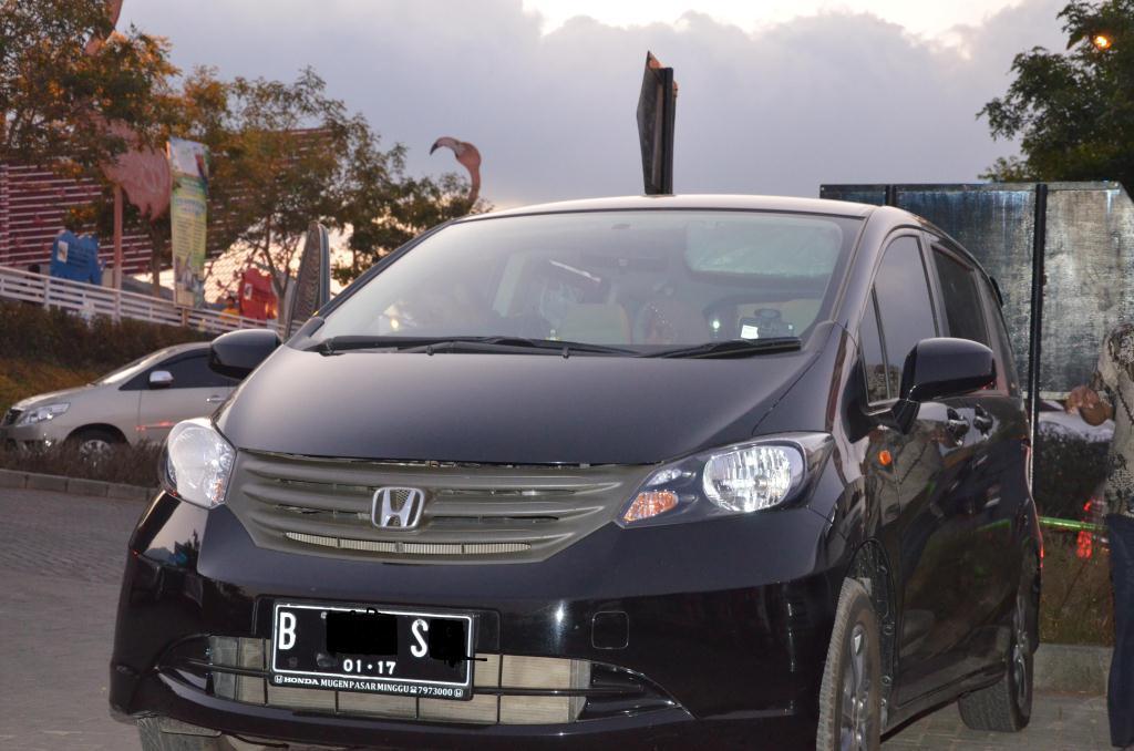 JUAL HONDA FREED SD A/T Januari 2012 HITAM