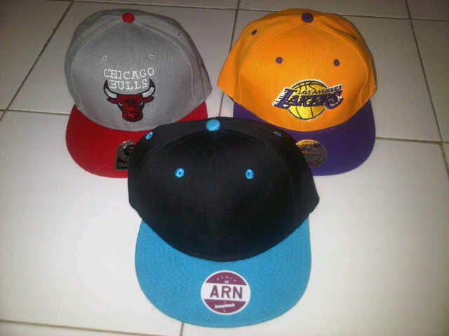 Topi Snapback dan terima pembuatan kalung nama