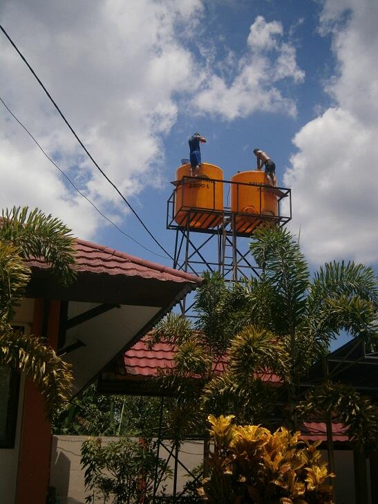 Ni orang mau bunuh diri? mandi di atas menara gan. (pic++)