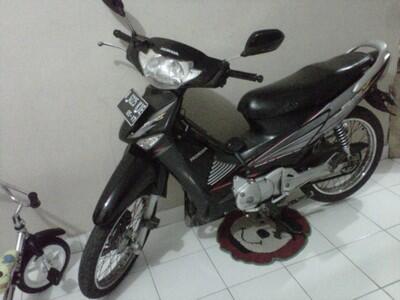 Jual motor Honda Supra X 125 warna Hitam tahun 2006 second