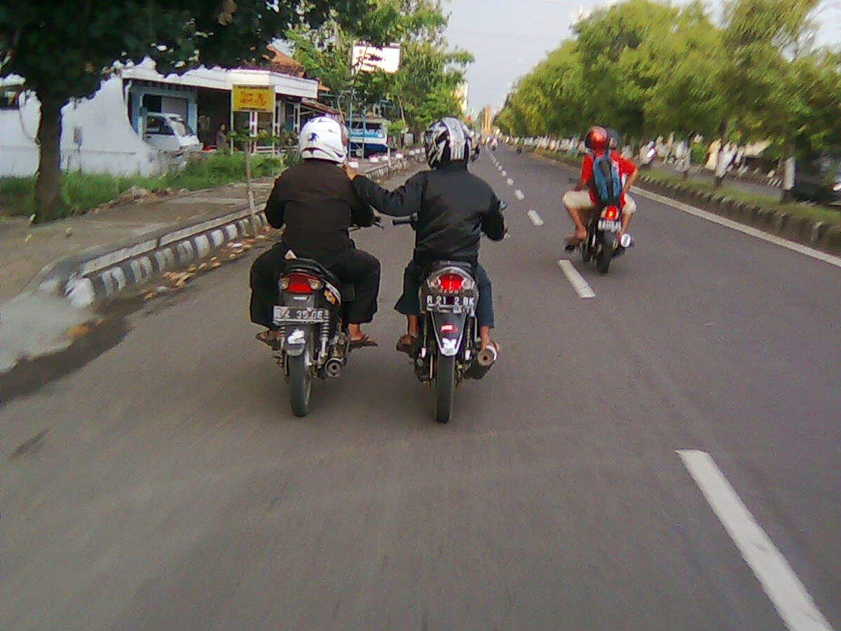 10 Musuh Utama Para Bikers + Tips Aman Berkendara