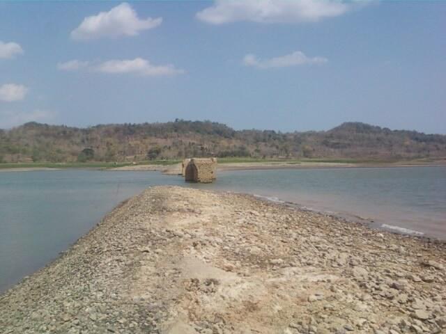 ada bangunan di tengah waduk wonogiri ???