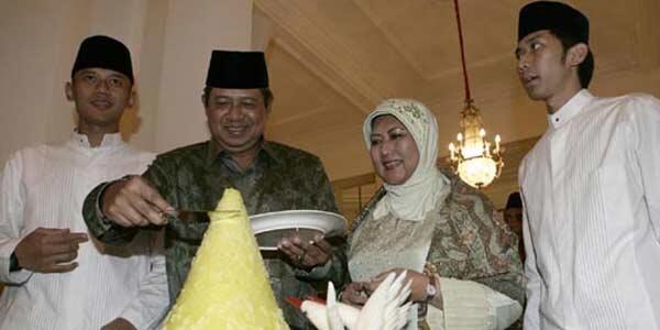 SBY Rayakan HUT Ke-63 dengan Tumpengan di Rusia