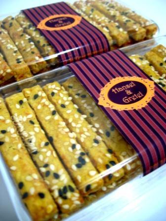 Cupcake hantaran, wedding cake, rainbow cake, risoles, stick cookies