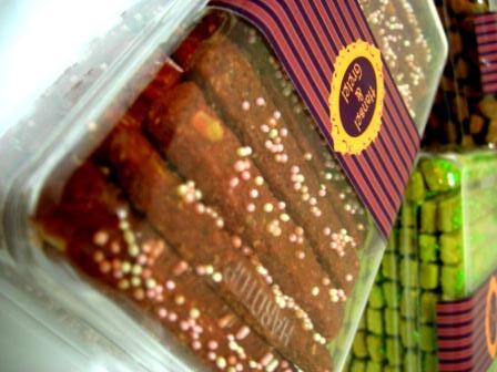 Cupcake hantaran, wedding cake, rainbow cake, risoles, stick cookies