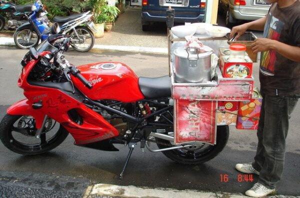 tukang ojek,sepeda jg tdk mau kalah saing ,sm motor tukang bubur,.BurYam dan sayur