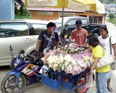 tukang ojek,sepeda jg tdk mau kalah saing ,sm motor tukang bubur,.BurYam dan sayur