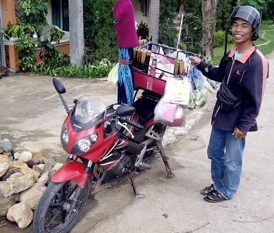 tukang ojek,sepeda jg tdk mau kalah saing ,sm motor tukang bubur,.BurYam dan sayur