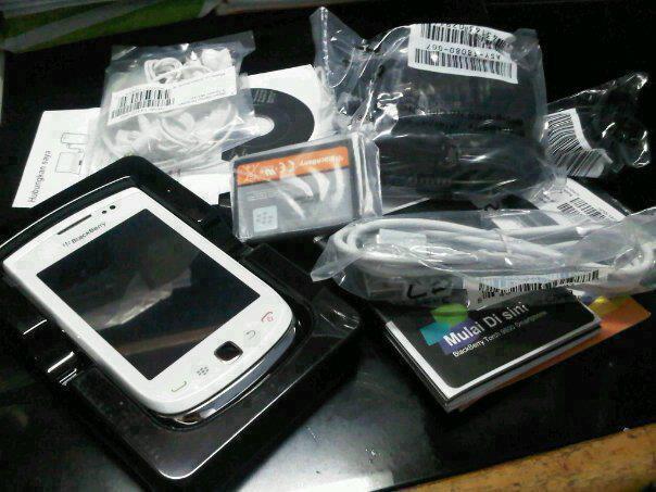BlackBerry Torch 9800 Harga Rp.2,000,000,jt- HUB/CALL:0823-2427-9978
