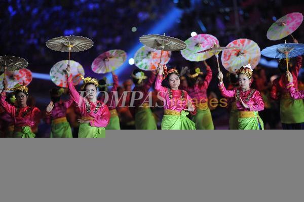 Kemeriahan Opening Ceremony PON XVIII Riau 2012 yang terekam kamera