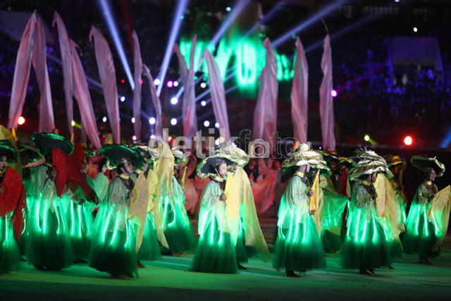 Kemeriahan Opening Ceremony PON XVIII Riau 2012 yang terekam kamera