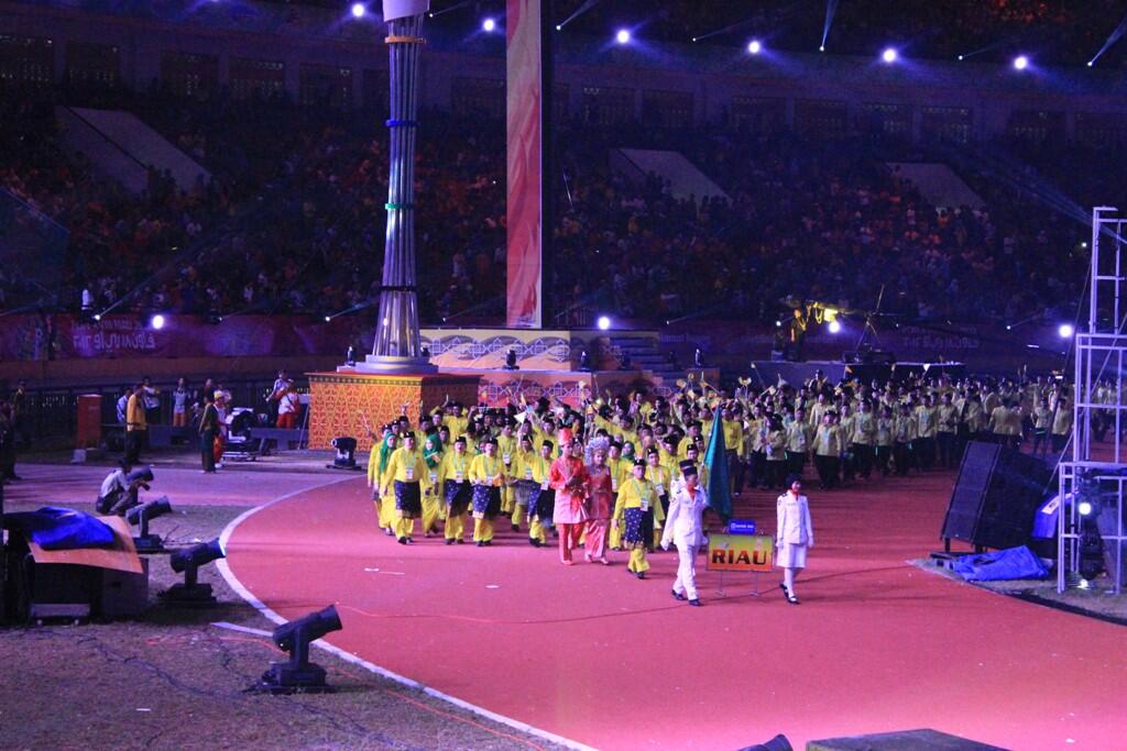 Kemeriahan Opening Ceremony PON XVIII Riau 2012 yang terekam kamera