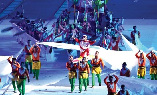 Kemeriahan Opening Ceremony PON XVIII Riau 2012 yang terekam kamera