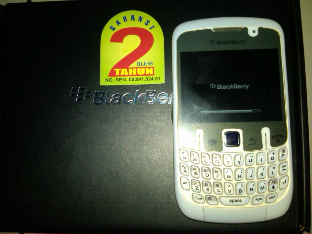 blackberry bb gemini 8520 white ,mulus dan maknyuss garansi masih panjang bangettt