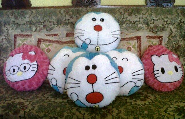 Bantal Emoticon Doraemon dan Hello Kitty Bandar Lampung