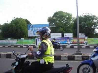 &#91;FOTO&#93; Polantas Cilegon Kendarai Motor sambil SMS